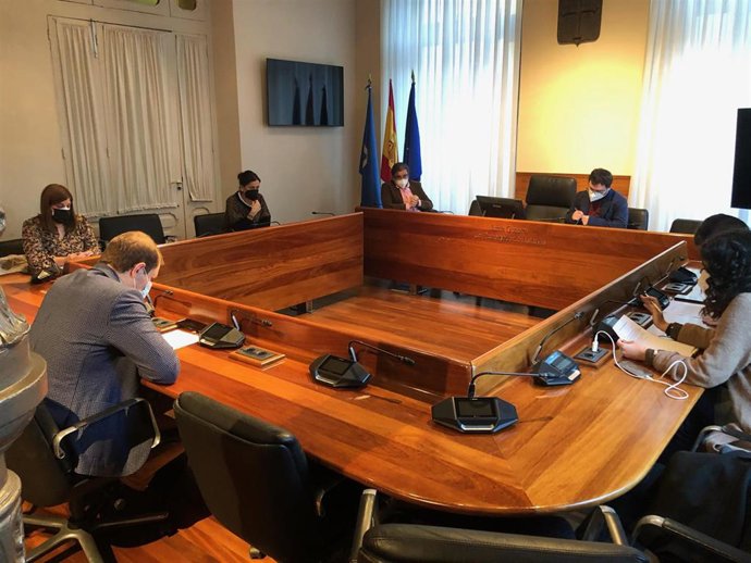 En el centro, Alejandro Suárez, con Dolores Carcedo y Gimena Llamedo a su derecha y Víctor Suárez a su izquierda; en el frente; el primero por la izquierda, Adrian Pumares y, a la derecha, Sofía Castañón.