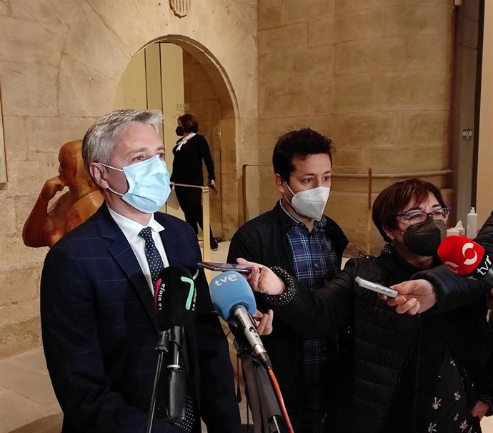 Archivo - El diputado autonómico del PSOE, Francisco Ocón, atiende a los medios de comunicación