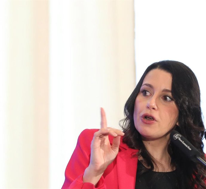 La presidenta de Ciudadanos, Inés Arrimadas, interviene en un desayuno de Nueva Economía Fórum