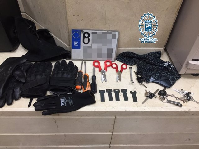 MAtrícula falseada de una motocicleta y diversos útiles para robos incautados por la Policia Local de Málaga