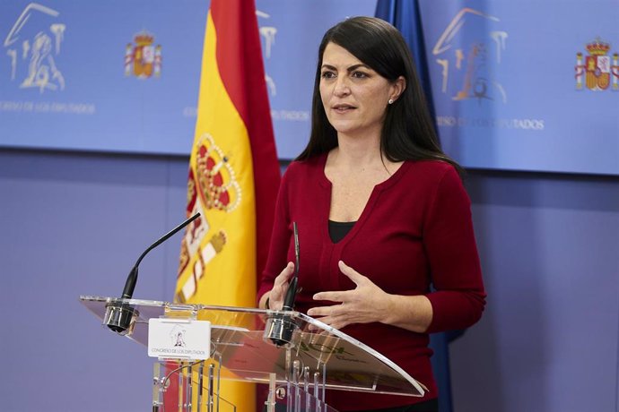 La portavoz adjunta de Vox en el Congreso, Macarena Olona, en una rueda de prensa durante una Junta de Portavoces en el Congreso de los Diputados, a 21 de diciembre de 2021, en Madrid, (España).