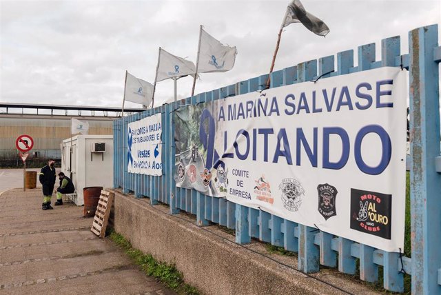 Dos vigilantes de seguridad en la caseta de vigilancia de la fábrica de Alcoa en San Cibrao, un día después de que los trabajadores alcanzaran un acuerdo con la empresa, a 29 de diciembre de 2021, en San Cibrao, Cervo, Lugo, Galicia (España). Los trabajad