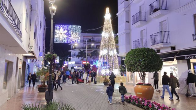 Archivo - Calle y comercios de Estepona durante la Navidad de 2021