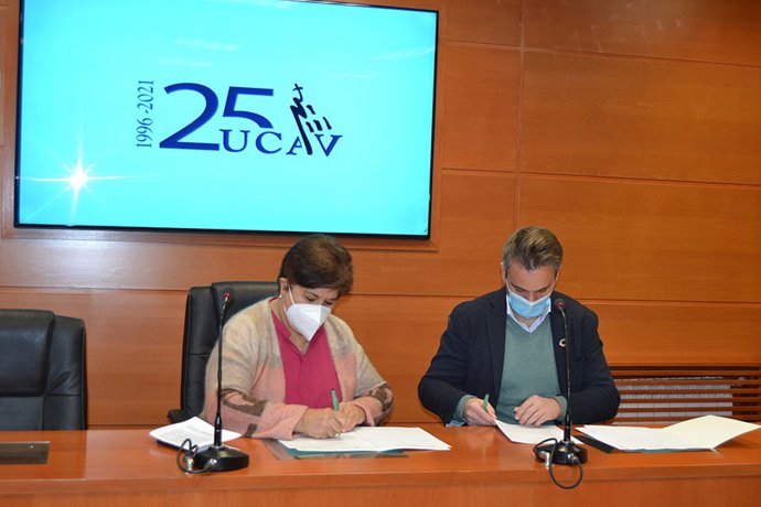 Firma del convenio de la UCAV y CO2 Revolution