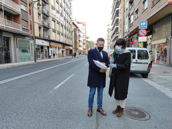 El portavoz del PP en el Ayuntamiento de Logroño, Conrado Escobar, y la concejala Patricia Lapeña, en la calle Murrieta que va a ser reformada