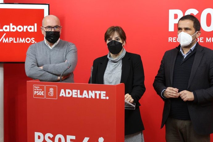 La vicesecretaria general del PSRM y diputada nacional, Marisol Sánchez Jódar, en rueda de prensa acompañada por el diputado en el Congreso Juan Luis Soto.