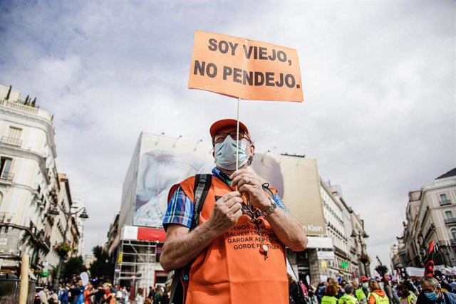 Archivo - Un hombre con un cartel en el que se lee: 'Soy viejo, no pendejo', participa en una concentración de pensionistas en la Puerta del Sol, a 16 de octubre de 2021, en Madrid, (España).