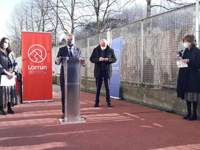El lehendakari, Iñigo Urkullu, en la inauguración en San Sebastián  de Larrun école basco-franaise