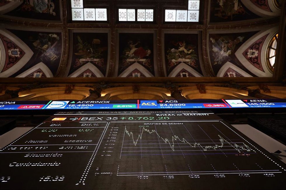 Un panel del Ibex en el Palacio de la Bolsa, a 12 de enero de 2022, en Madrid, (España).