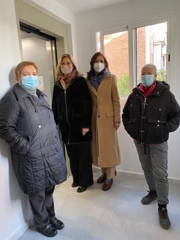 La secretaria general de Vivienda, Alicia Martínez, y la delegada de Fomento en Sevilla, Susana Cayuelas, en una visita a uno de los pisos que se han beneficiado de ayudas para la rehabilitación.
