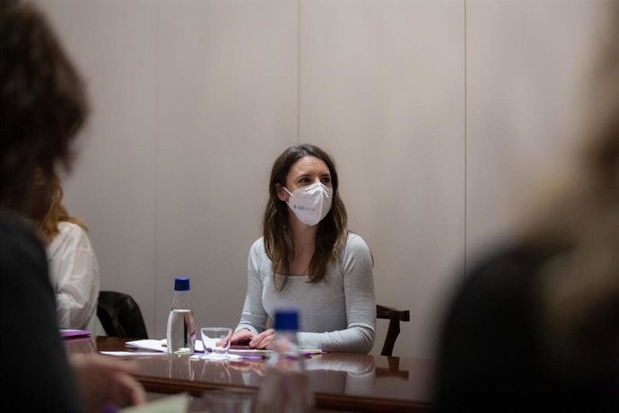 La ministra de Igualdad, Irene Montero, durante una reunión con la consellera de Igualdad y Feminismos, en la Generalitat, a 14 de enero de 2022, en Barcelona, Cataluña, (España). El encuentro se enmarca dentro de la visita de la ministra de Igualdad a 