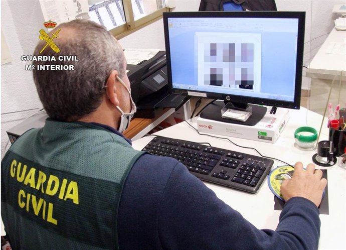 Un agente de la Guardia Civil trabaja en el caso