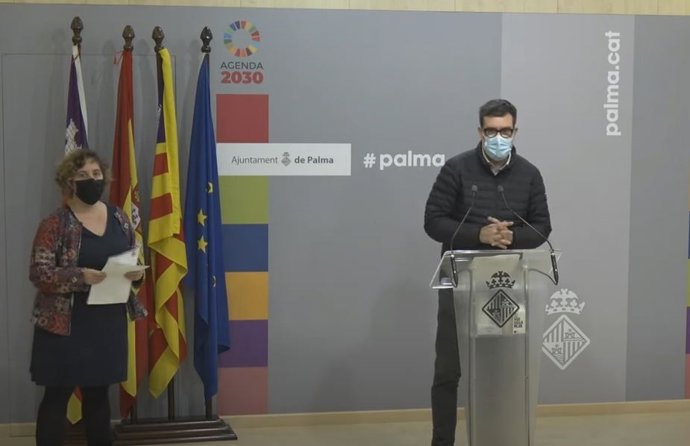 El teniente de alcalde de Cultura y Bienestar Social, Antoni Noguera, junto a la coordinadora de Bienstar Social, Catalina Maria Trobat.