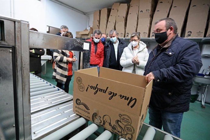 La conselleira do Mar, Rosa Quintana, visita la cofradía de pescadores de Lira