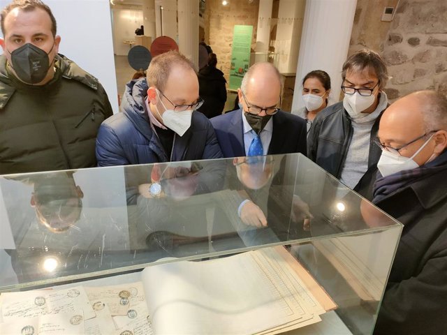 Autoridades visitan la exposición  'Vidas expuestas. Niñas y niños expósitos en el Archivo de la Diputación de Salamanca'.