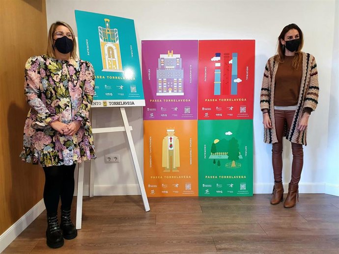 La concejala de Turismo de Torrelavega, Cristina García Viñas (i), y la directora general de Turismo, Marta Barca (d), presentan la campaña 'Pasea Torrelavega'