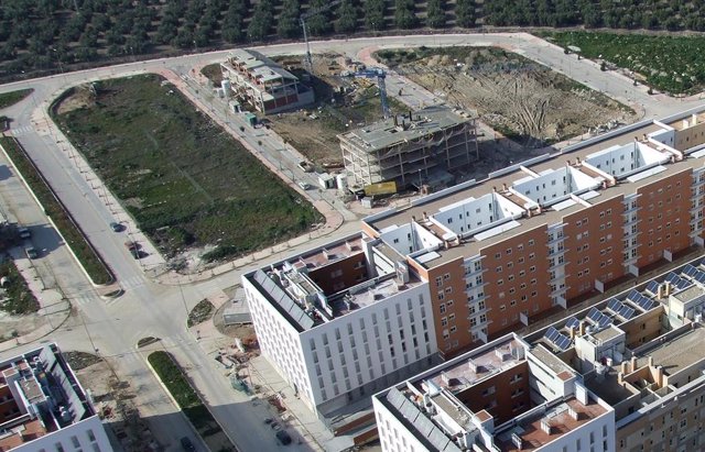 Archivo - Imagen de una venta de suelos de la Agencia de Vivienda y Rehabilitación de Andalucía (AVRA).