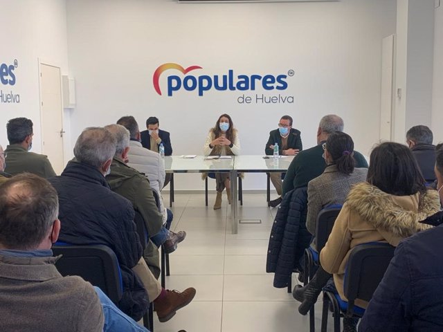 La secretaria general del PP-A, Loles López, en un encuentro con colectivos agrícolas en Huelva.
