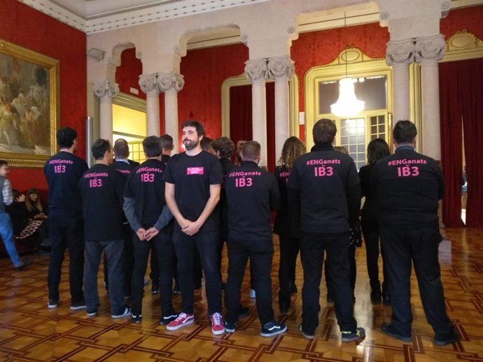 Archivo - Trabajadores de IB3 en el Parlament durante una protesta.