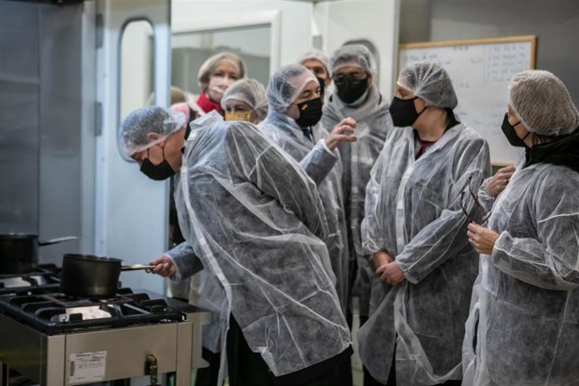 El presidente de Castilla-La Mancha, Emiliano García-Page, visita, en la localidad ciudadrealeña de Santa Cruz de Mudela, las instalaciones de la empresa gastronómica ‘La Abuela Cándida’