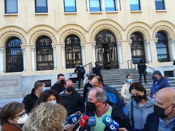 Representantes de Asturias Ganadera manifestándose ante Presidencia del Principado