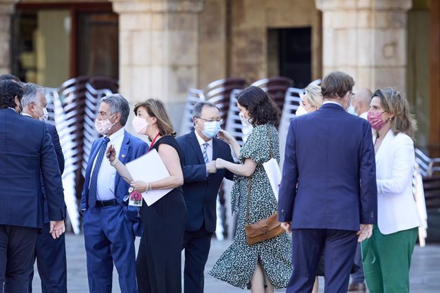 Archivo - Los presidentes autonómicos se reúnen tras su llegada a la Plaza Mayor de Salamanca para celebrar la XXIV Conferencia de Presidentes, a 30 de julio de 2021