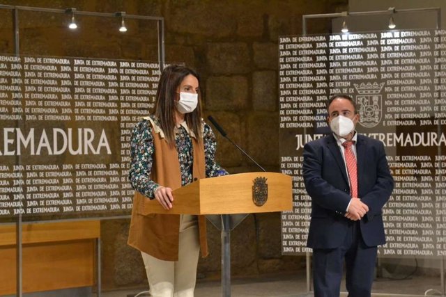 La consejera de Turismo, Nuria Flores, y el director general, Francisco Martín Simón, presenta Fitur.