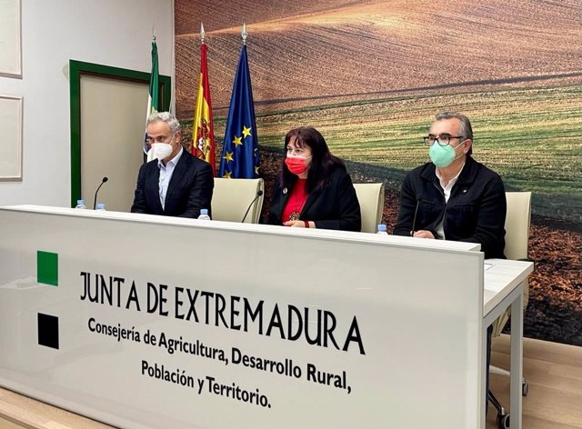 La consejera de Agricultura, Begoña García, presenta el informe sobre los cultivos de ciruela y cereza en Extremadura.