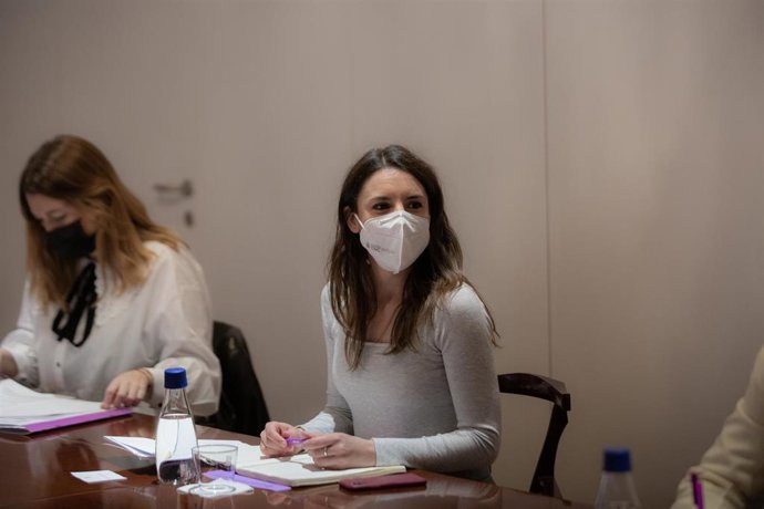 La ministra de Igualdad, Irene Montero, durante una reunión con la consellera de Igualdad y Feminismos, en la Generalitat, a 14 de enero de 2022, en Barcelona, Cataluña, (España). El encuentro se enmarca dentro de la visita de la ministra de Igualdad a 