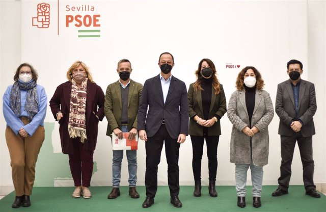 Alfonso Rodríguez Gómez de Celis (centro) en rueda de prensa en la sede del PSOE de Sevilla.