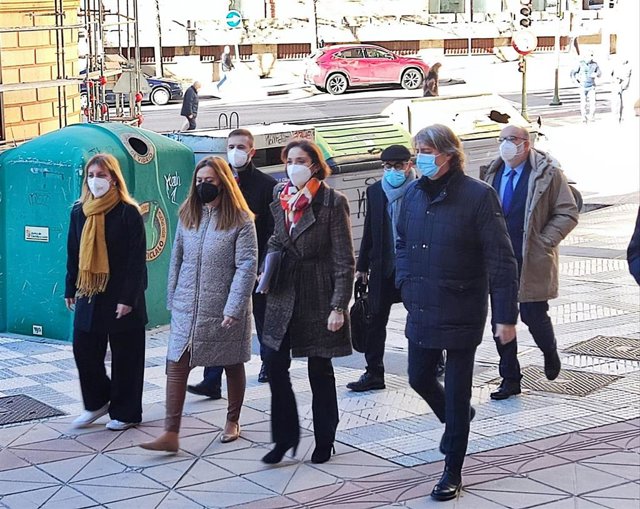 Reyes Maroto junto con miembros del PSOE en Soria.