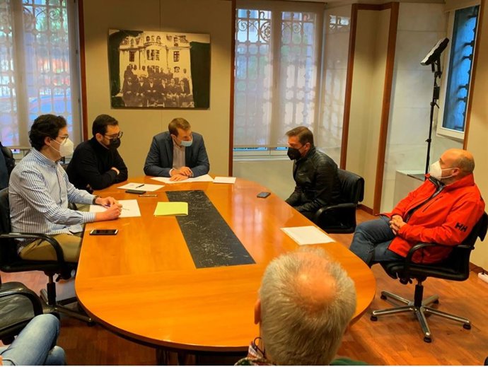 Archivo - El secretario general y portavoz de Foro Asturias en la Junta General, Adrián Pumares, con el comité de empresa de Alú Ibérica.