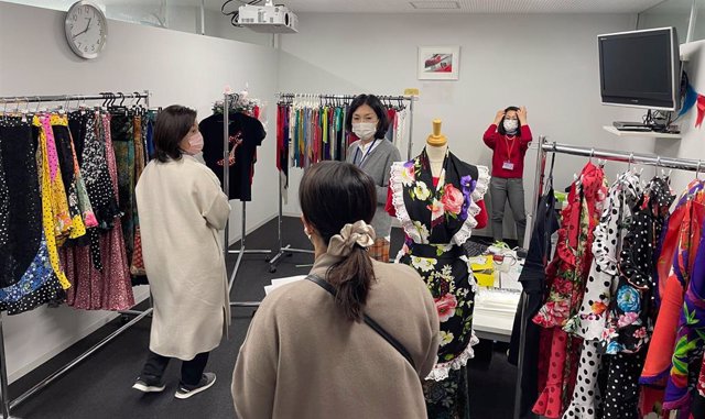 Importadores japoneses en una acción de Extenda para promocionar la moda andaluza.
