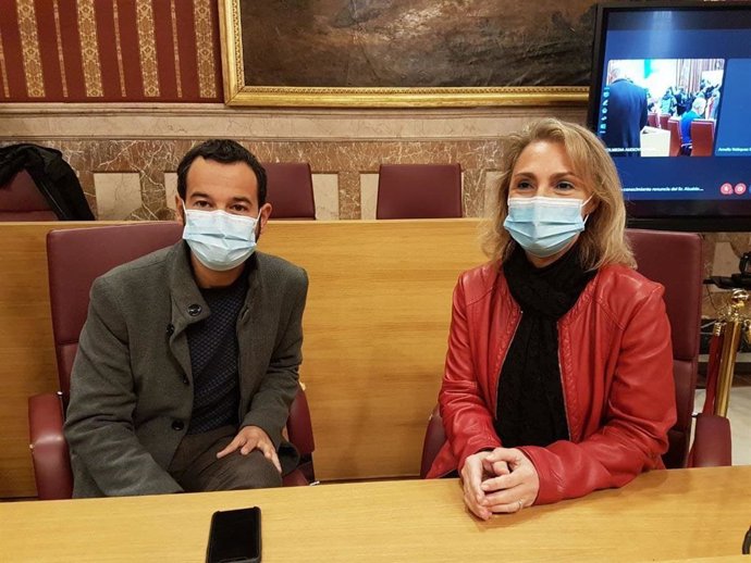 Los concejales de IU en el Ayuntamiento de Sevilla, Daniel González Rojas y Eva Oliva.