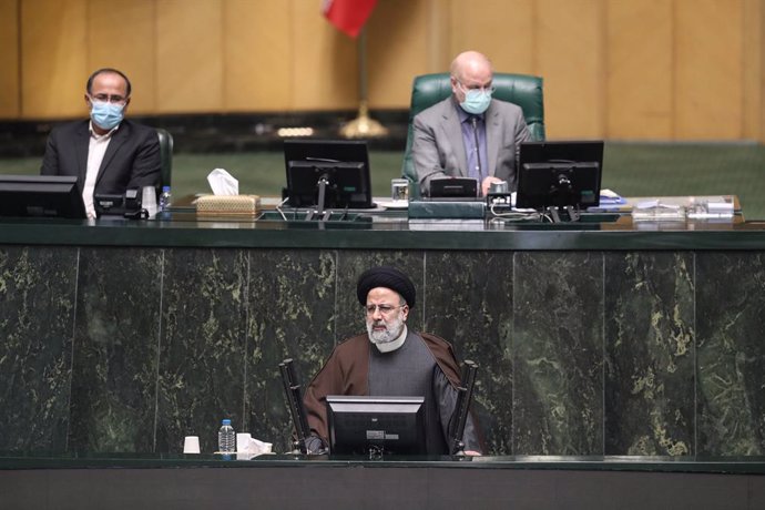 HANDOUT - 09 January 2022, Iran, Tehran: Iranian President Ebrahim Raisi (C) delivers a speech during a plenary session at The Islamic Consultative Assembly, the Iranian Parliament. Photo: -/Iranian Presidency/dpa - ATTENTION: editorial use only and onl