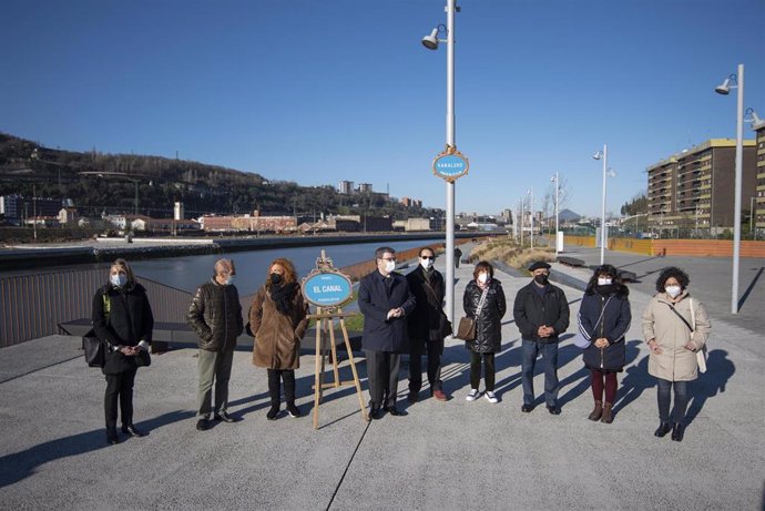 El alcalde de Bilbao, Juan Mari Aburto, con representantes de todos los grupos municipales, inaugura la calle Paseo El Canal, en Zorrotzaurre.