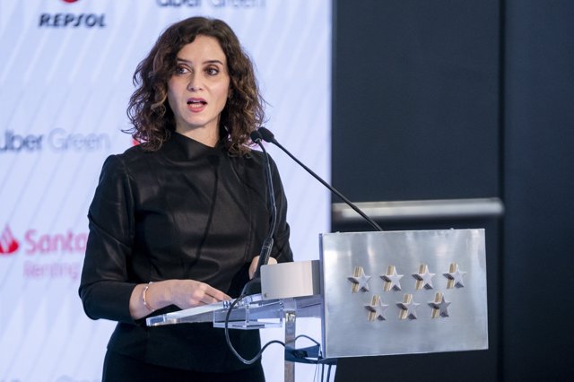 La presidenta de la Comunidad de Madrid, Isabel Díaz Ayuso, interviene en la presentación de Uber Green, en la sede de Uber, a 14 de enero de 2022, en Madrid (España). 