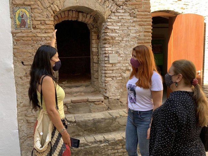 La secretaria general de Podemos Sevilla, Susana Serrano, se ha reunido con trabajadores de los museos municipales.