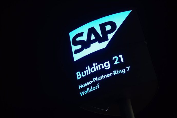 Archivo - Logo de SAP iluminado en un edificio de la ciudad alemana de Walldorf.