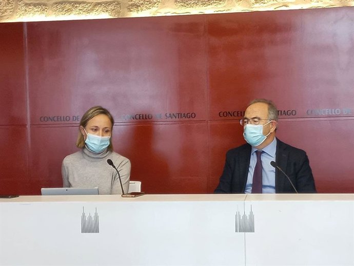 El alcalde de Santiago, Xosé Sánchez Bugallo, y la concejala de Economía e Facenda, Marta Abal, presentan los presupuestos para 2022