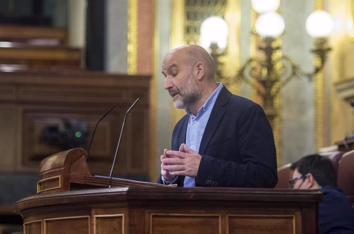 El diputado del BNG, Néstor Rego, interviene en una sesión plenaria en el Congreso