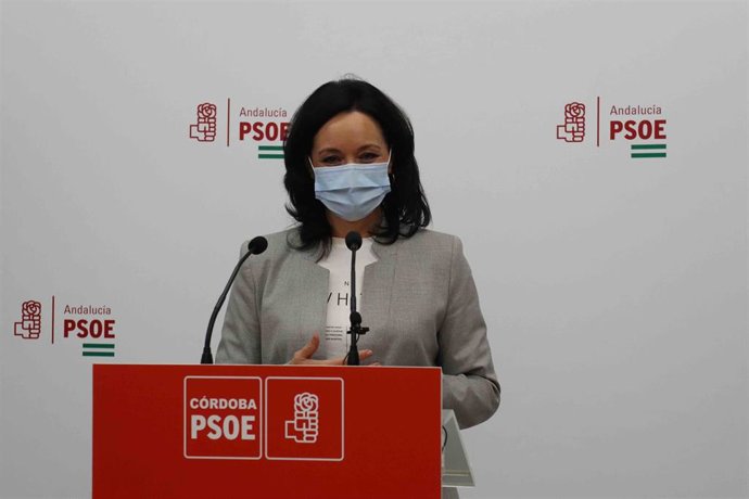 La secretaria general del PSOE de Córdoba, Rafi Crespín, en la sede de su partido.