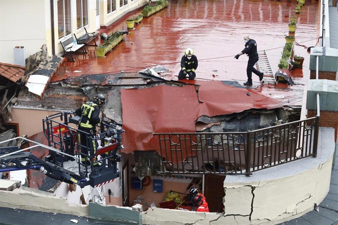 Bomberos trabajan en el derrumbe de la terraza del colegio San Vicente de Paul de Gijón