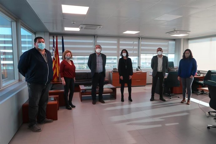 El conseller de Educación y Formación Profesional, Martí March, acompañado del director general de Formación Profesional y Enseñanzas Artísticas Superiores, Antoni Baos, en una reunión con el alcalde de Sant Lloren des Cardassar, Josep Jaume.