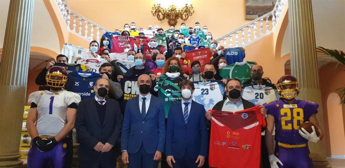 El alcalde de Sevilla, Antonio Muñoz, se ha reunido con una representación de las entidades deportivas apoyadas a través del Programa de Alta Competición.