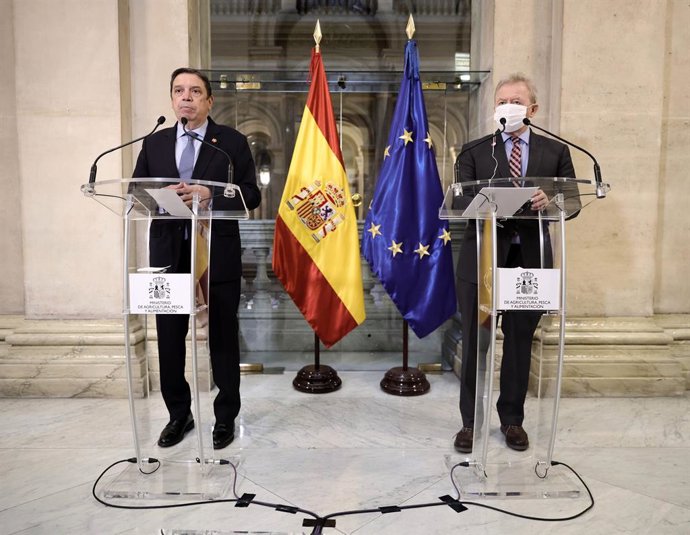 El ministro de Agricultura, Pesca y Alimentación, Luis Planas (i), y el comisario de Agricultura y Desarrollo Rural de la Unión Europea, Janusz Wojciechowski, comparecen tras una reunión con las organizaciones profesionales agrarias y Cooperativas Agro-