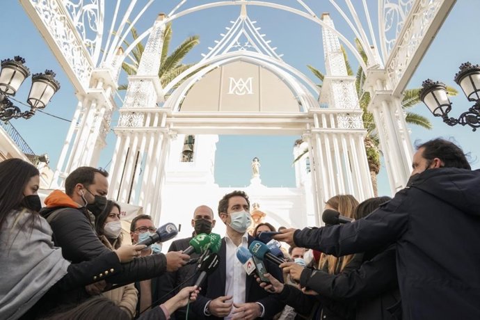 El secretario general del PP, Teodoro García Egea, atiende a los medios en una visita a Almonte (Huelva).