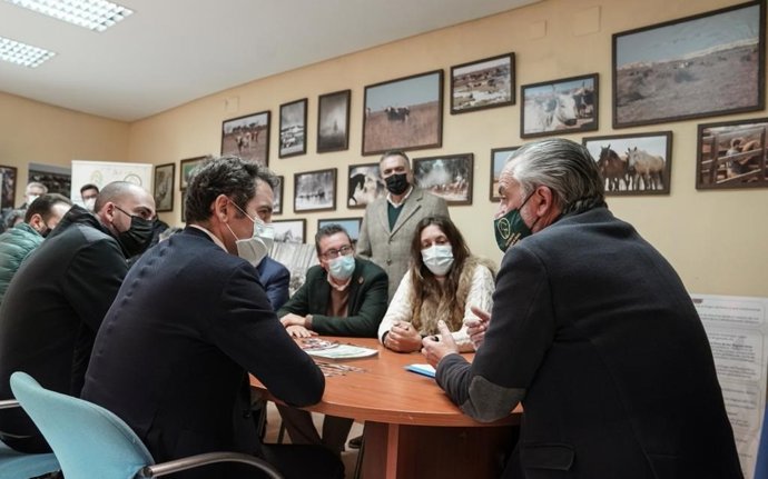 El secretario general del PP, Teodoro García Egea, se reúne con con la junta directiva de la Asociación Nacional de Criadores de Ganado Marismeño.