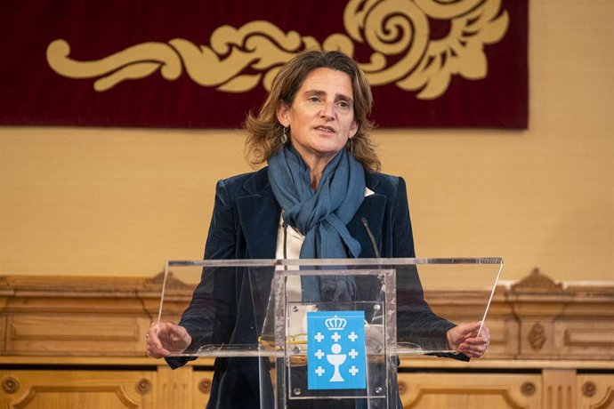 La vicepresidenta cuarta y ministra para la Transición Ecológica y el Reto Demográfico, Teresa Ribera, en una rueda de prensa después de su reunión con el presidente de la Xunta de Galicia, en el Pazo de Raxoi, a 13 de enero de 2022, en Santiago de Comp