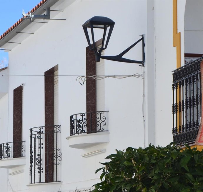 Archivo - Una de las calles de Espiel dotada con luminaria de tenología led.